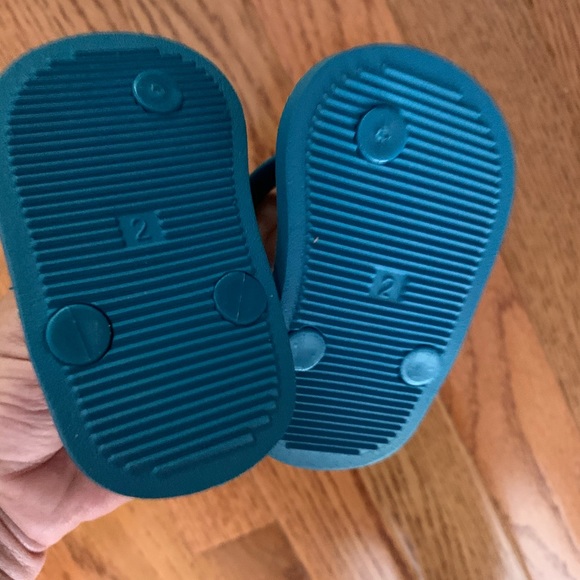 NWOT OLD NAVY FLIP FLOPS/SANDALS BABY SIZE 2BB - Picture 4 of 5